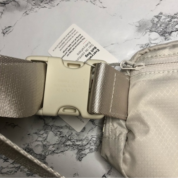 Lululemon Everywhere Belt Bag 1L OG White Opal - Picture 9 of 12